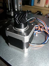 Alespoň nacpat to ozubené kolečko na motor nebylo nijak složité