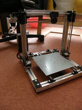 Po osazení motorů, řemenů a nějaké úpravě kabeláže